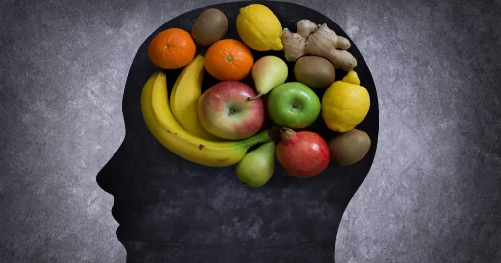 Cabeça humana com frutas no lugar do cérebro